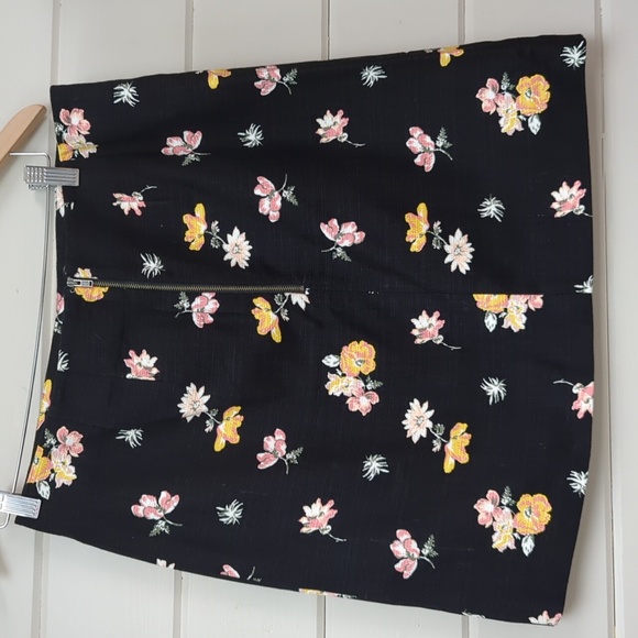 NWT, Mini flower skirt, size 8 - Picture 2 of 4